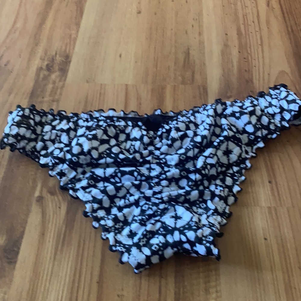 Ruffle cheeky swim suit bottoms M - Picture 2 of 3